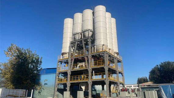 خط إنتاج من نوع البرج لمونة البناء والتجصيص قيد التركيب