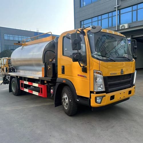 شاحنة توزيع الأسفلت